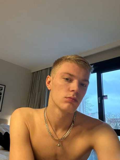 OopItsDyl_ pornstar sexy picture