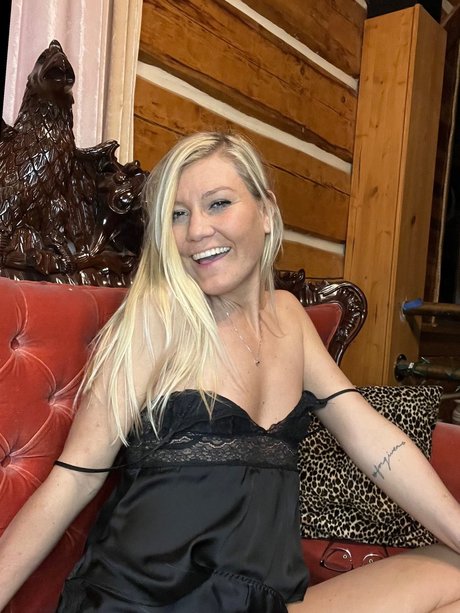 No Good Blonde model pretty pic