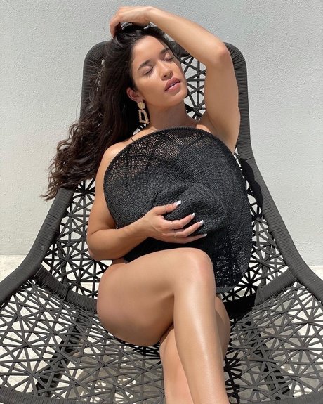 Noelroxy star nude picture