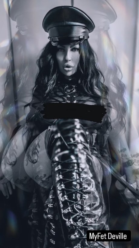 Tyra Deville art model photos