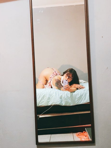 mel_ naked model pic