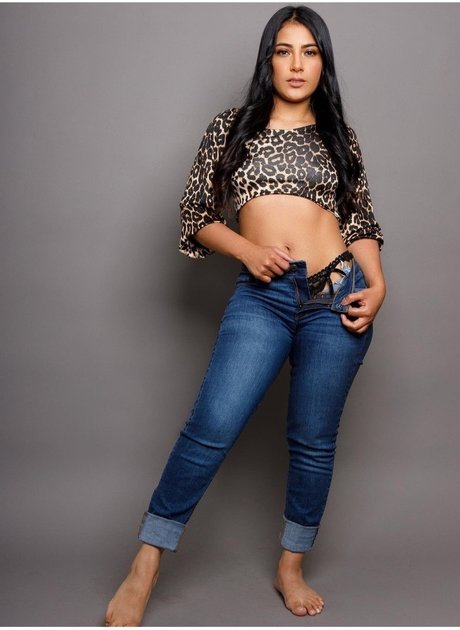 abril latex high quality actress pic