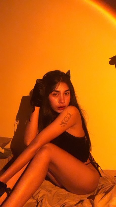 Guitar high quality actress photo