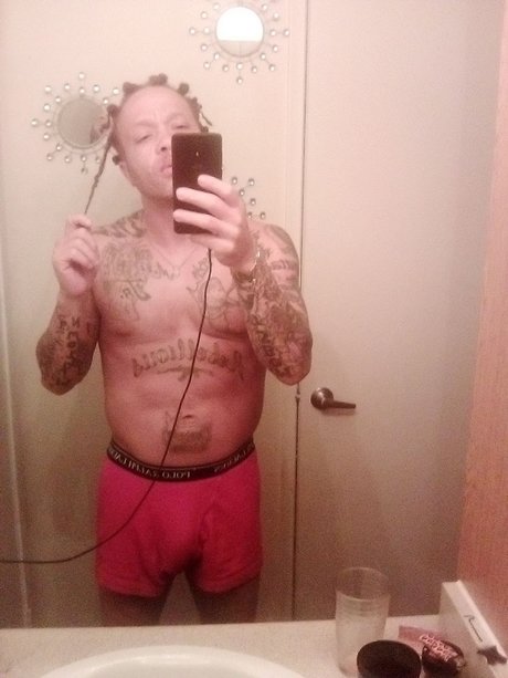 10inchesofred nice model image