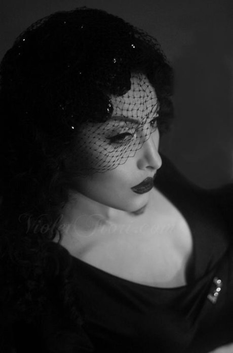 Violet Fiori free model pic