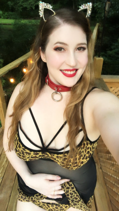 Alabaster Kitten exclusive actress pic