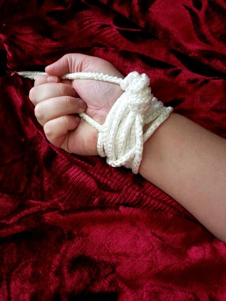 AnnaRose model picture