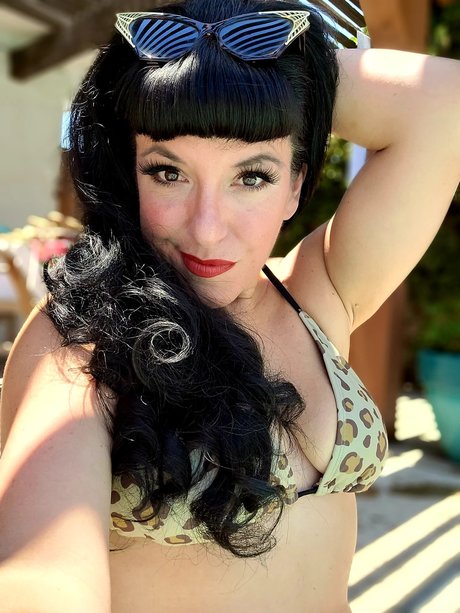 Penni Peaches model hot pics