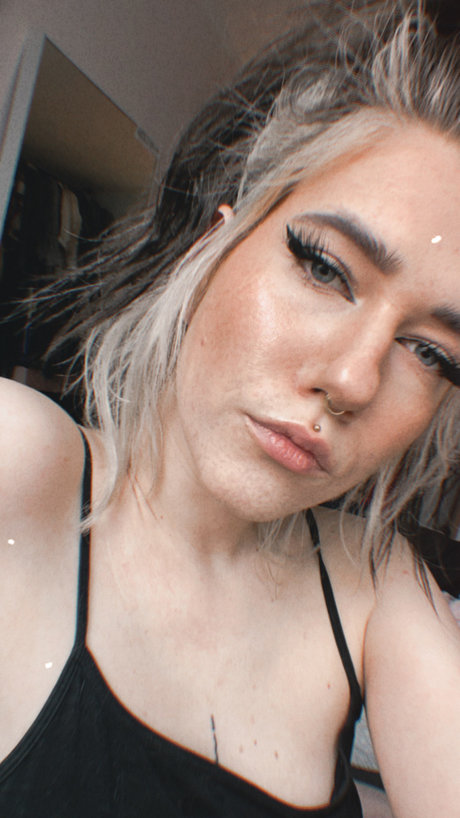 Pegasuff nude actress picture