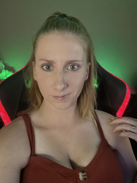 Chic Nerd pornstar exclusive photo