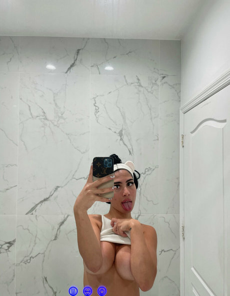 emxuncut model hot pictures