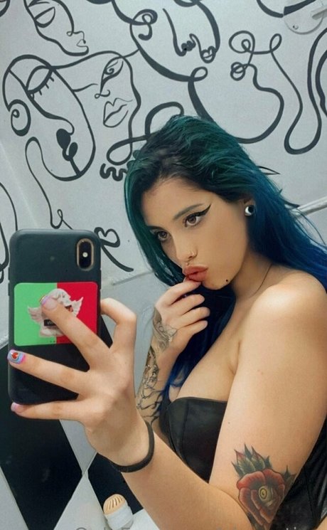 vicposting model nudes photo