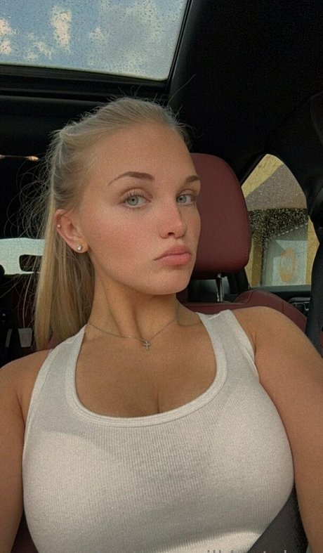 livelovelee star erotic picture