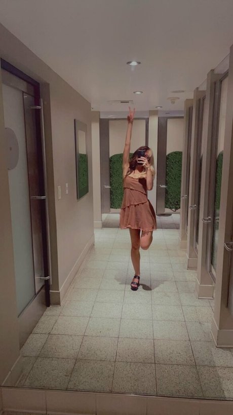 nakedella Profile photo