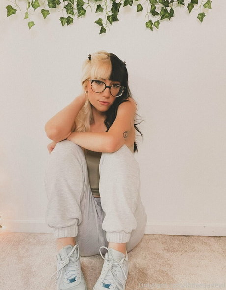 nakedella pretty actress pictures