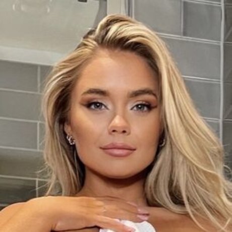 Claire Maclachlan nude star photos