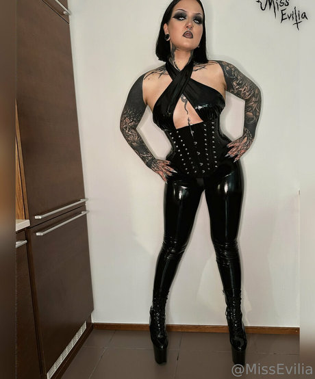 misseviliafree model sex galleries