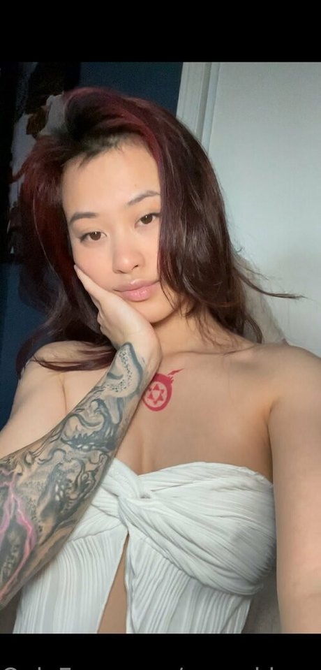 nemukkonyago naked model image