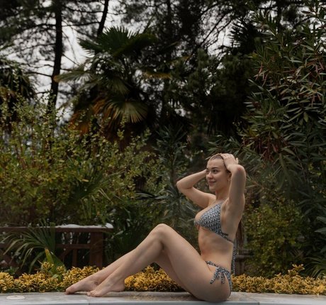 Molly Marsh hd pornstar picture