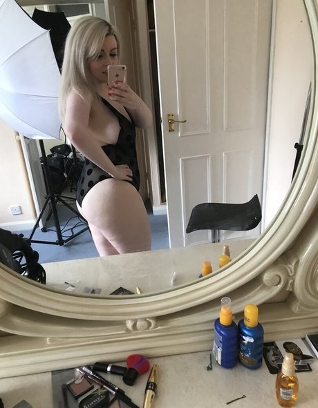 curvydanni model beautiful picture