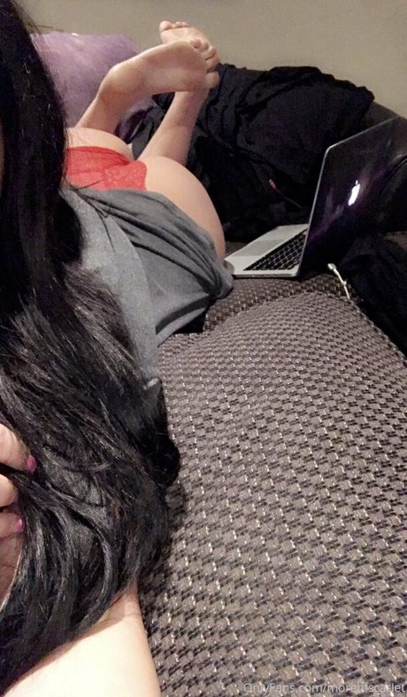 moreofscarlet model pretty picture