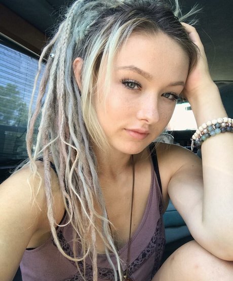 BluTube sexy model picture