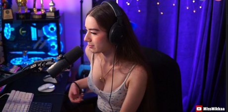 Miss Mikkaa star art pics