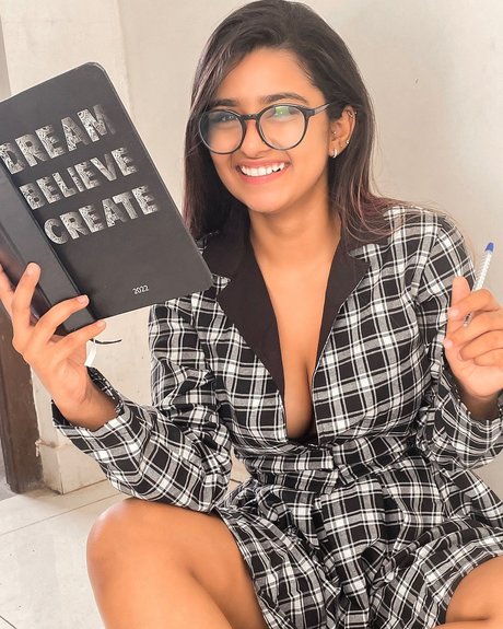 Suhana Khan model art img