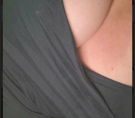 bustybethhh naked star image