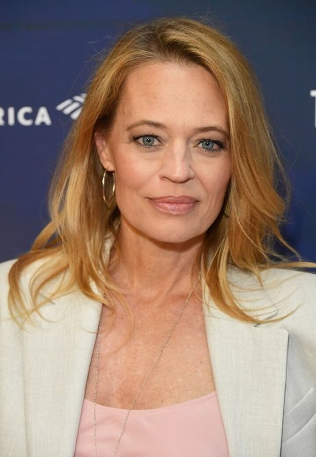 Jeri Ryan hot actress image