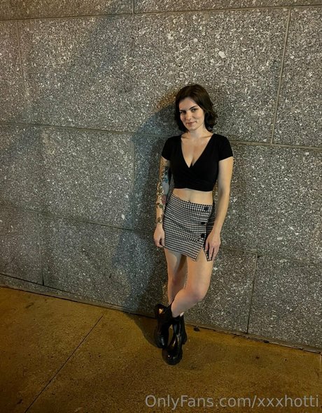 xxxhotti model pornographic image