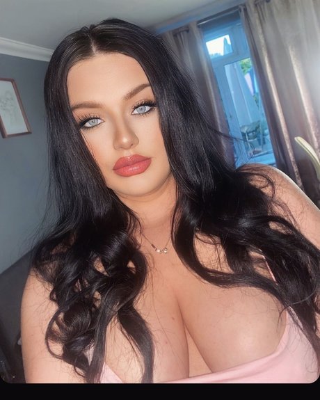 _O IO I K_ model pornographic picture