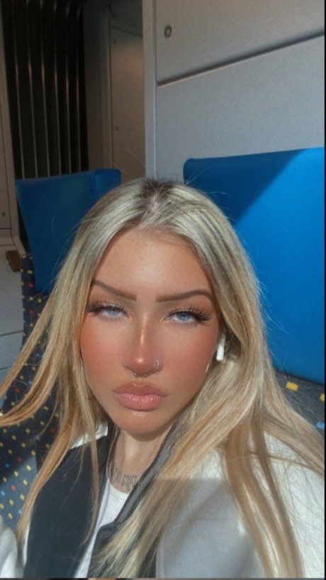 EvaQueen pornstar sex archive