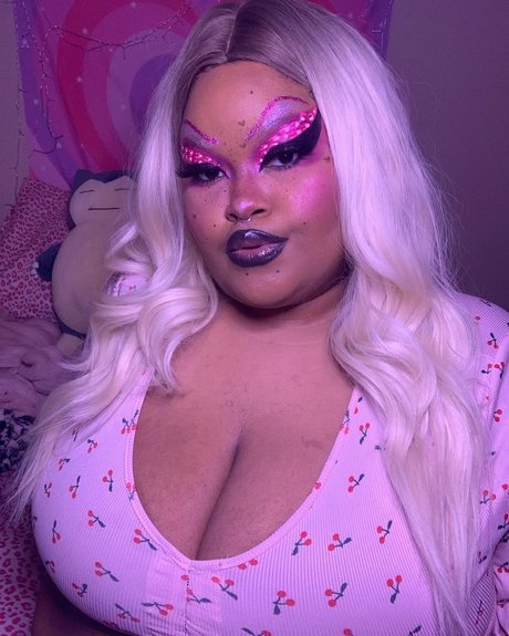 Goddess Xio pornstar erotic image