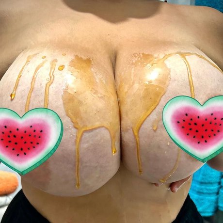 QueenMelons model nudes images