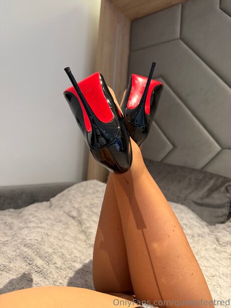 Queenfeetred star top image