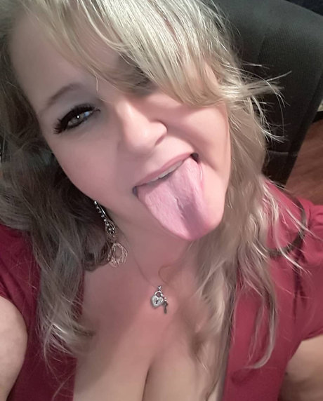 Queen Curvy Cyan star naked img