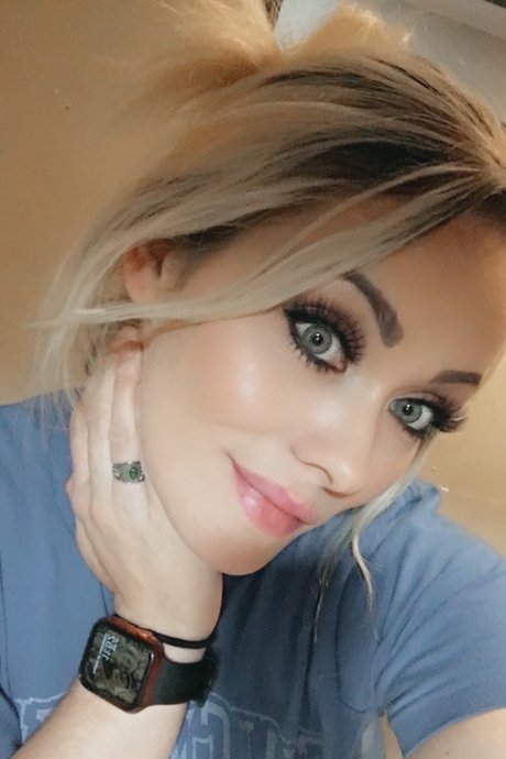 _Divine Gemini_ naked pornstar picture