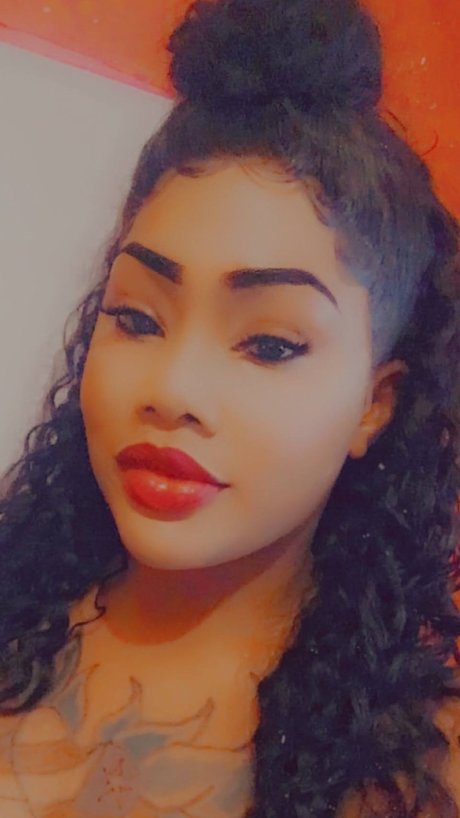 Unique Riri model gallery