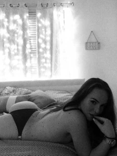 _Red sex model photos