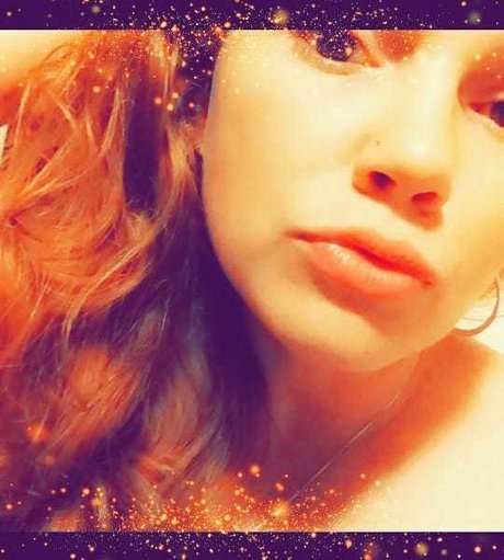 RedHotWifey nude model pic