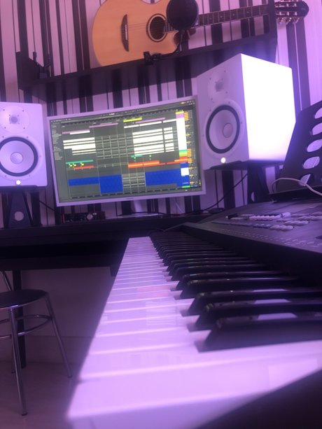 DJ Produtor Producer of E music model pretty pics