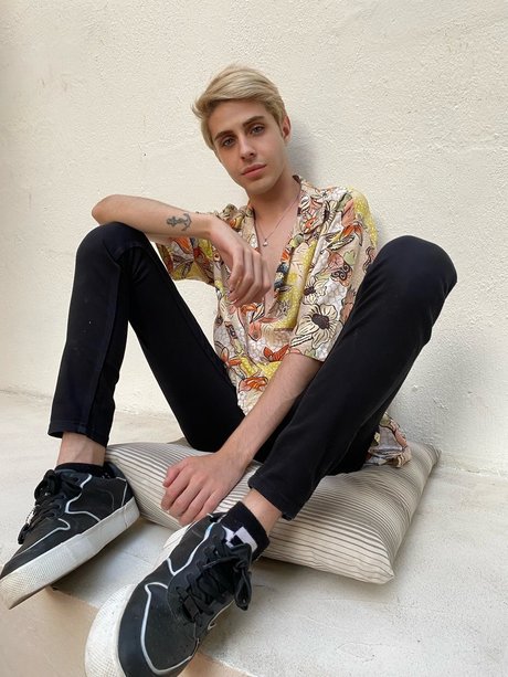 R zgar Ozan Dikici naked star image