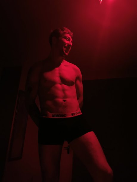 Russell Tilbury star pornographic images