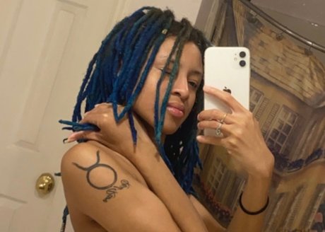 RoyalBlue model nude picture