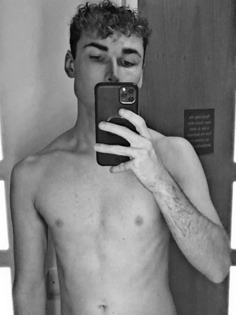 Sam Bell nude star photo