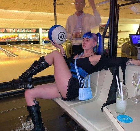 Ashnikko sexy actress photos