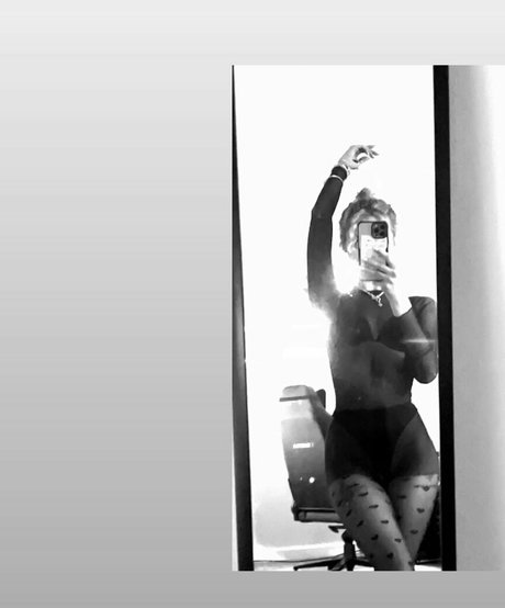 axalrnaed pornographic model img