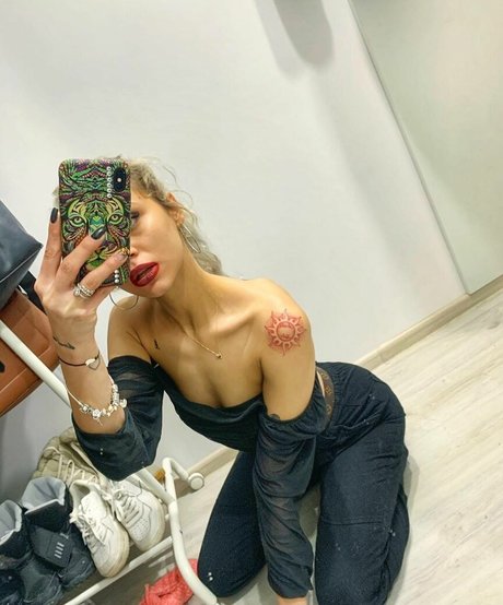 axalrnaed star nude img