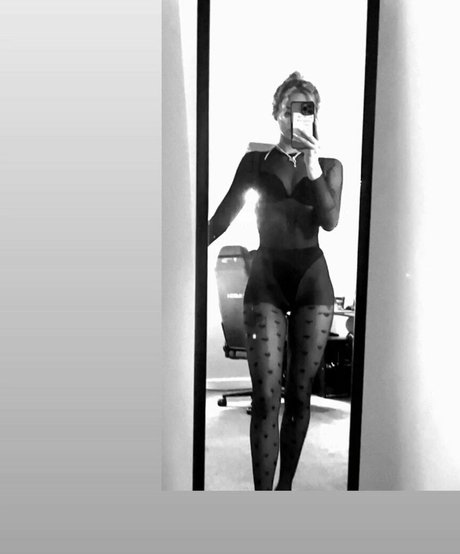 axalrnaed pretty actress pic